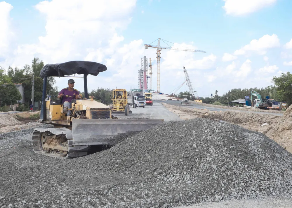 Đường dẫn lên cầu đã thi công xong sỏi đỏ. Đang hoàn thiện subase lớp 1 và thi công cấp phối lớp 2 Đường dẫn lên cầu đã thi công xong sỏi đỏ. Đang hoàn thiện subase lớp 1 và thi công cấp phối lớp 2