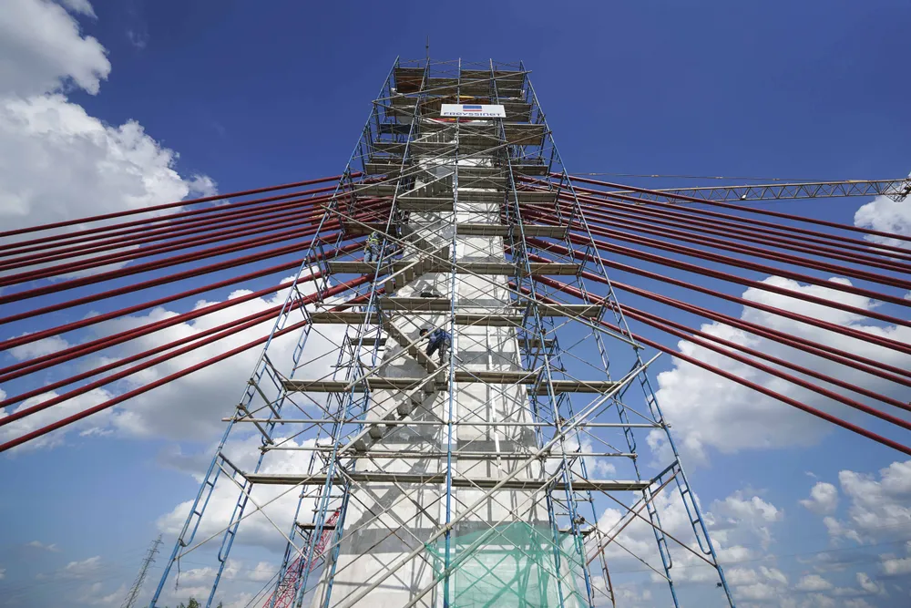 Cầu Extradosed là loại hình kết cấu dầm cáp hỗn hợp. Bên trong kết cấu dầm liên tục, được tăng cường bằng các bó cáp dây văng, giúp tăng khả năng chịu lực của kết cấu. Do đó, cầu có chiều cao dầm thấp, kết hợp với tháp và dây văng, tạo nên mỹ quan cho công trình. Cầu Extradosed là loại hình kết cấu dầm cáp hỗn hợp. Bên trong kết cấu dầm liên tục, được tăng cường bằng các bó cáp dây văng, giúp tăng khả năng chịu lực của kết cấu. Do đó, cầu có chiều cao dầm thấp, kết hợp với tháp và dây văng, tạo nên mỹ quan cho công trình.