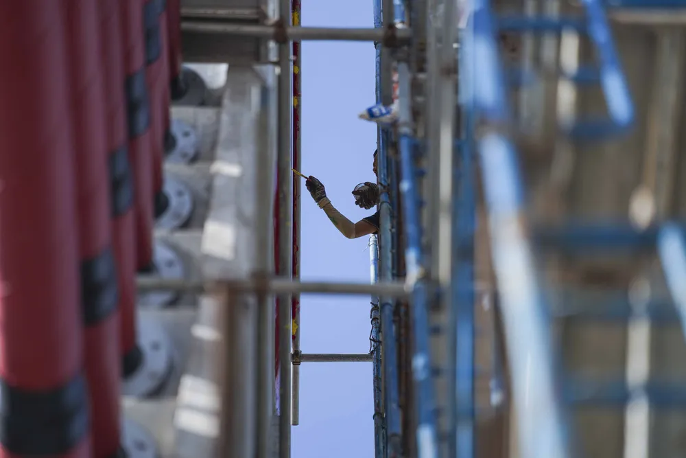 Công nhân đang sơn logo tỉnh Long An trên cầu. Công nhân đang sơn logo tỉnh Long An trên cầu.