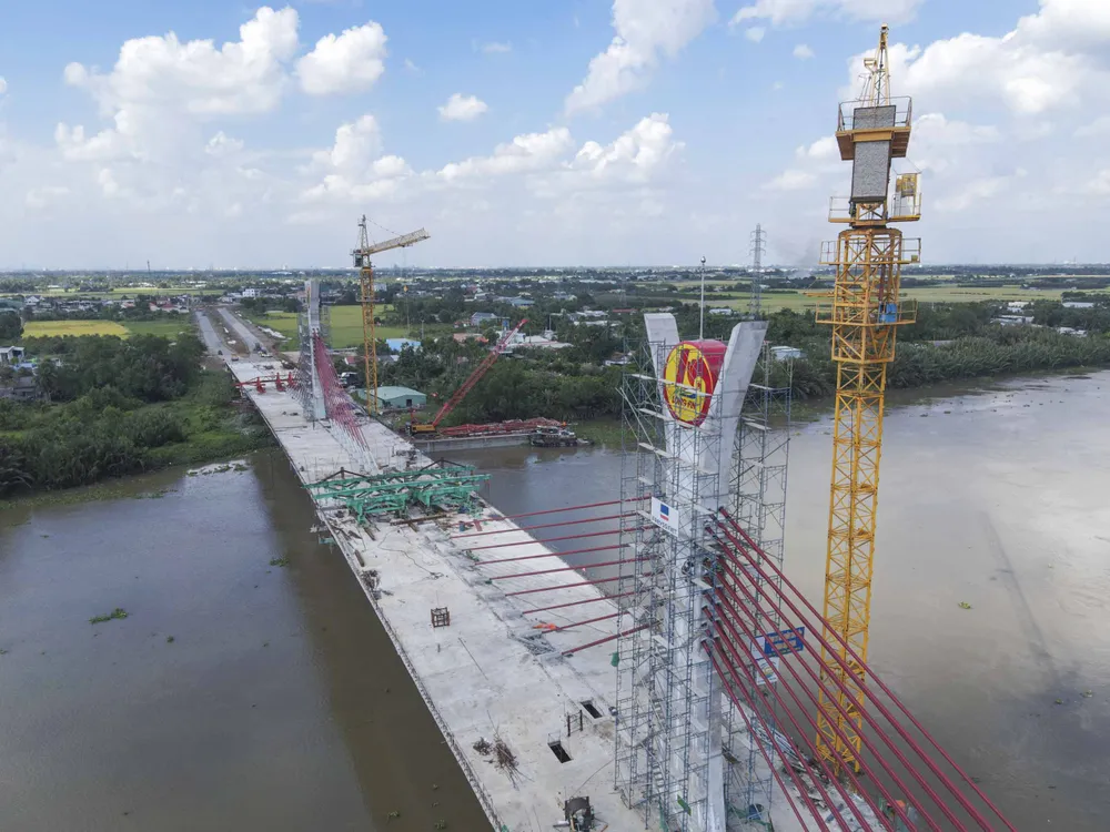 Trong đó, phần cầu được thiết kế quy mô 4 làn xe, chiều dài hơn 436m, tải trọng thiết kế HL.93; phần đường dẫn dài gần 1,6km, mặt đường rộng 14m, vận tốc thiết kế 60km/h. Trong đó, phần cầu được thiết kế quy mô 4 làn xe, chiều dài hơn 436m, tải trọng thiết kế HL.93; phần đường dẫn dài gần 1,6km, mặt đường rộng 14m, vận tốc thiết kế 60km/h.