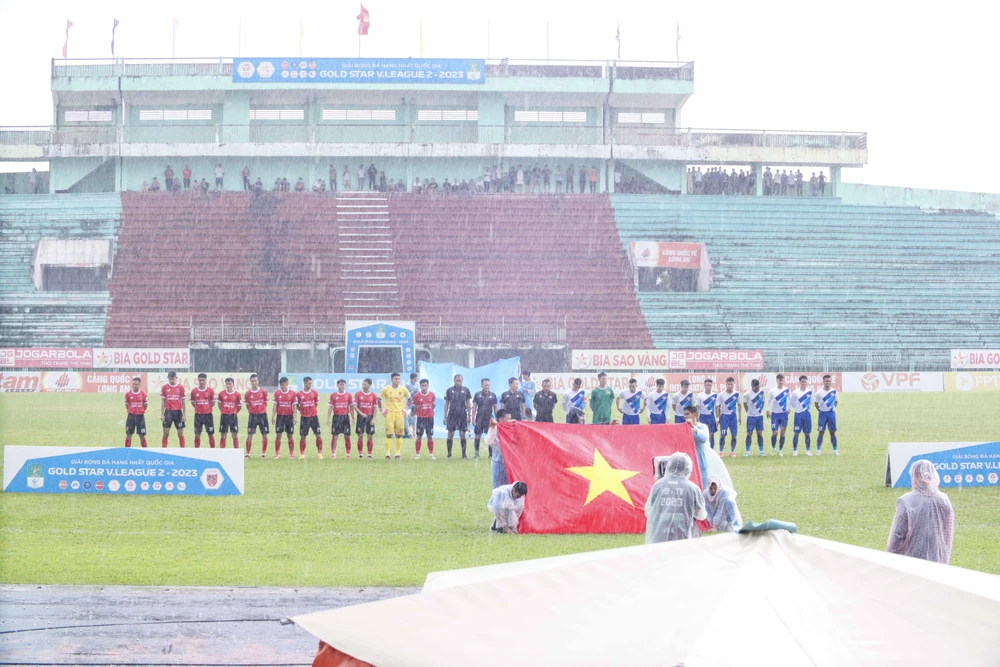 Trận đấu giữa CLB Long An và Huế bắt đầu với cơn mưa nặng hạt. Ảnh: HUỲNH DU