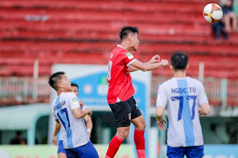 Anh Thi có pha đánh đầu đẹp mắt giúp Long An vượt lên 2-1 ở phút 42 của trận đấu. Ảnh: ANH TIẾN