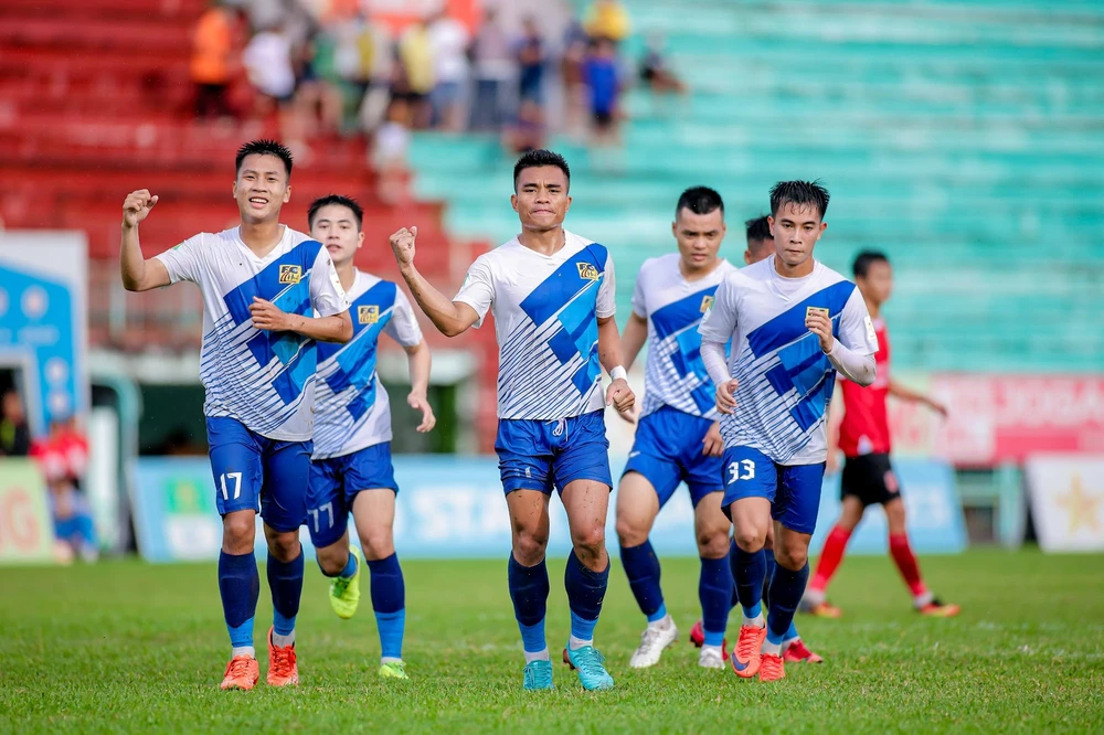 CLB Huế ăn mừng bàn thắng quân bình tỷ số 1-1. Ảnh: ANH TIẾN