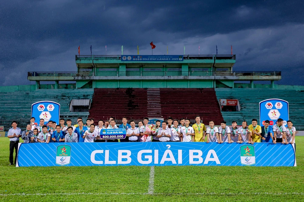 CLB Long An nhận HCĐ với phần thưởng 500 triệu đồng. Ảnh: ANH TIẾN