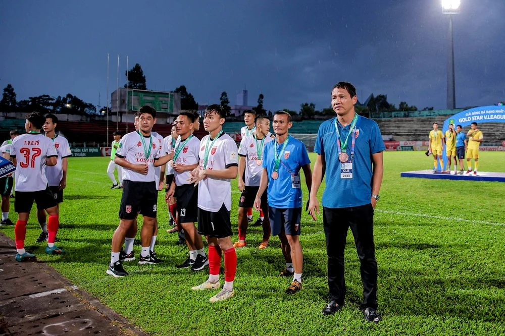 Nguyễn Anh Đức đã có tấm huy chương đầu tiên trong sự nghiệp làm HLV. Ảnh: ANH TIẾN