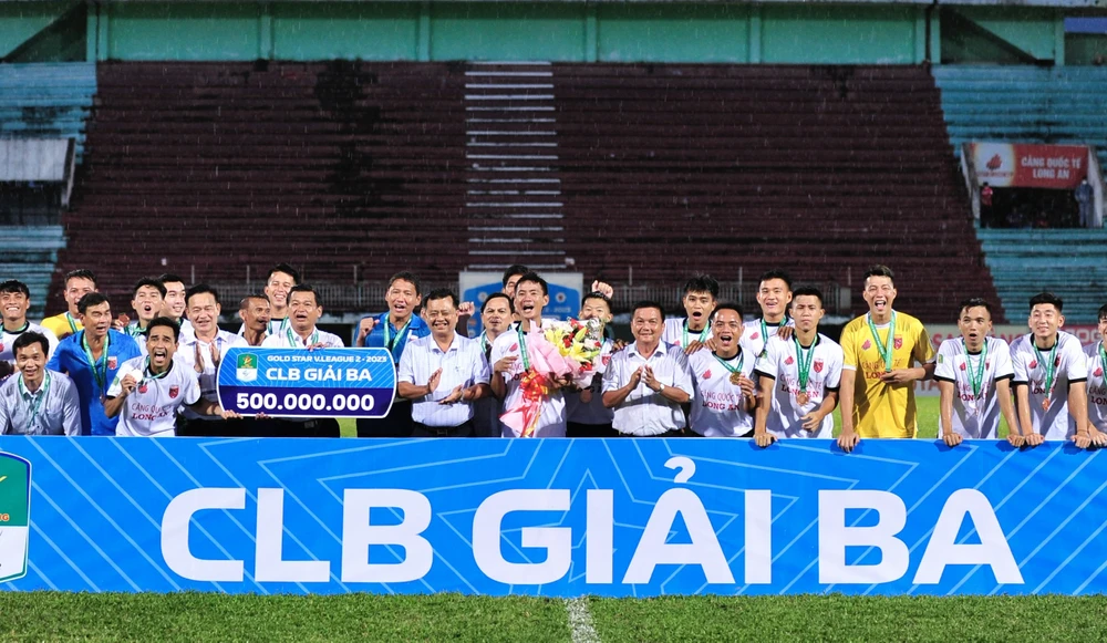 CLB Long An vui mừng có được tấm huy chương sau 8 năm. Ảnh: ANH TIẾN