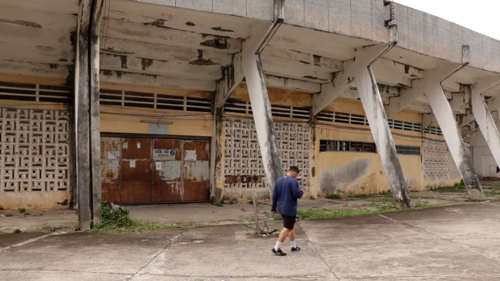 Khu vực xung quanh Sân vận động Long An đang xuống cấp. Ảnh: ĐỨC CẢNH Khu vực xung quanh Sân vận động Long An đang xuống cấp. Ảnh: ĐỨC CẢNH