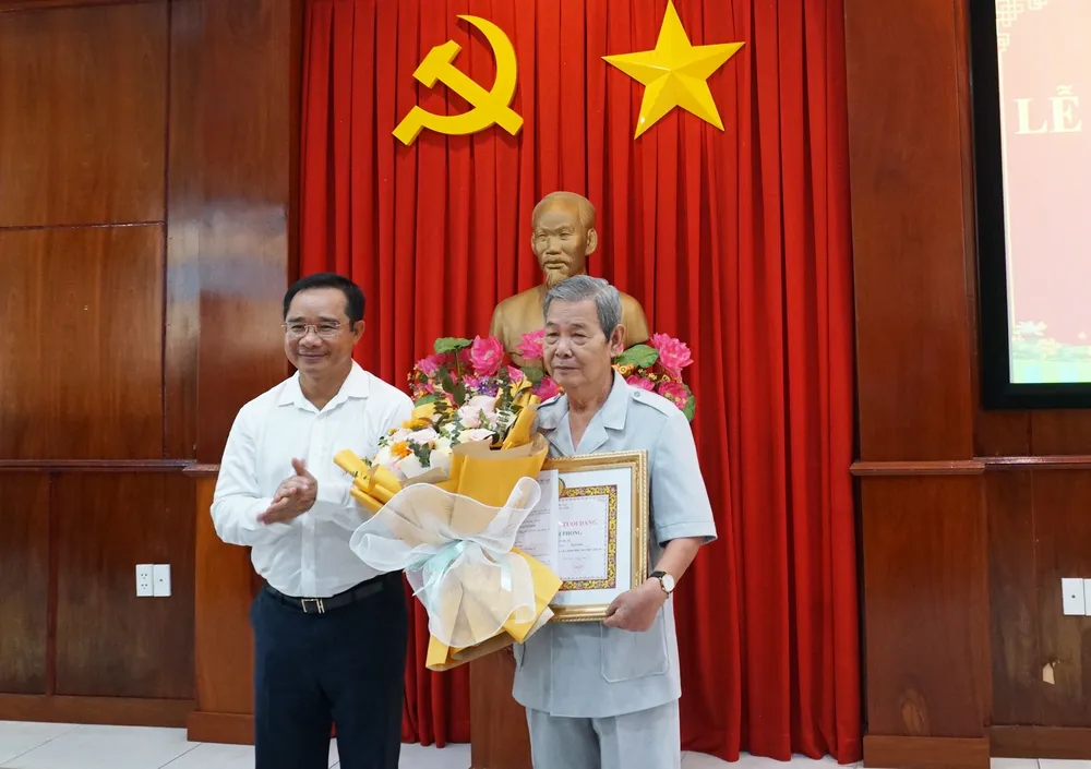 Bí thư Tỉnh ủy Nguyễn Văn Được trao huy hiệu 60 năm tuổi Đảng cho đảng viên Phạm Thanh Phong. Ảnh: CTV