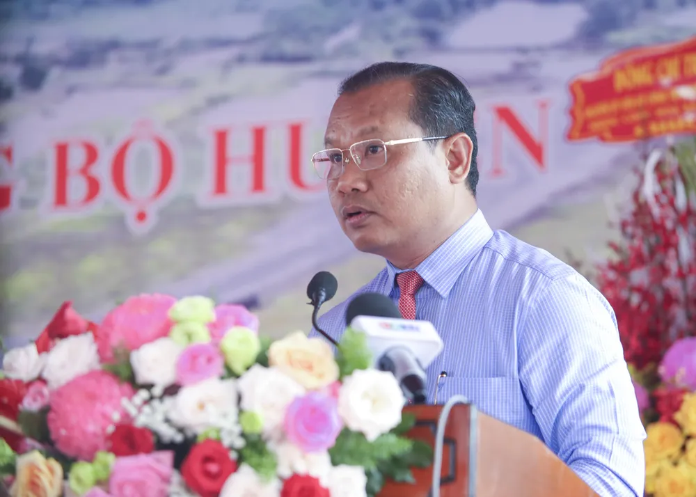 Bí thư huyện ủy Cần Giuộc Trương Thanh Liêm phát biểu tại lễ khánh thành. Ảnh: HUỲNH DU