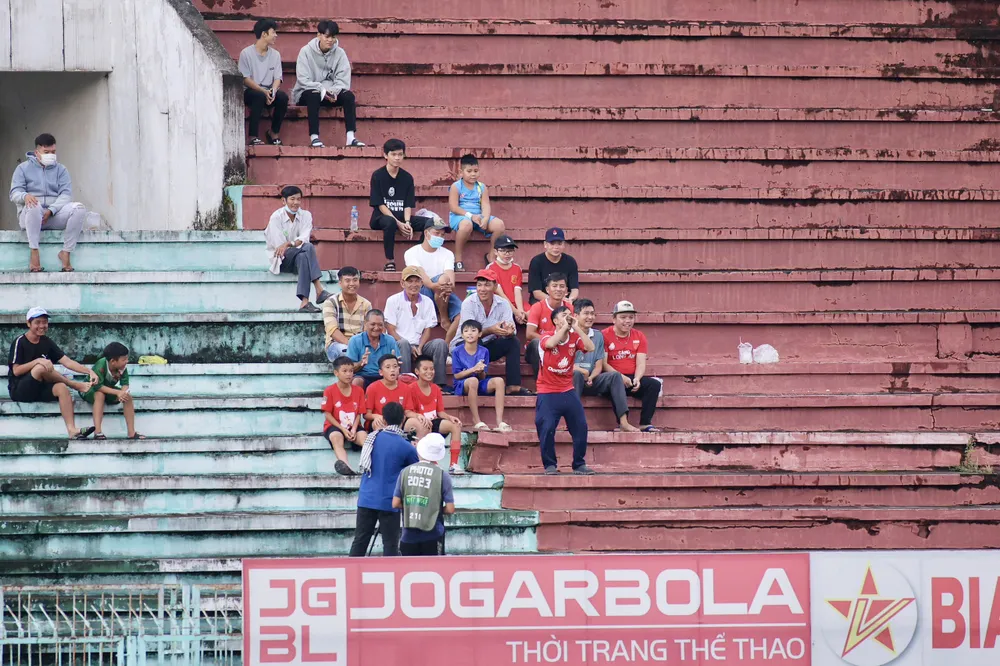 Sân vận động đã xuống cấp, không đáp ứng yêu cầu các giải thi đấu. Ảnh:HD Sân vận động đã xuống cấp, không đáp ứng yêu cầu các giải thi đấu. Ảnh:HD