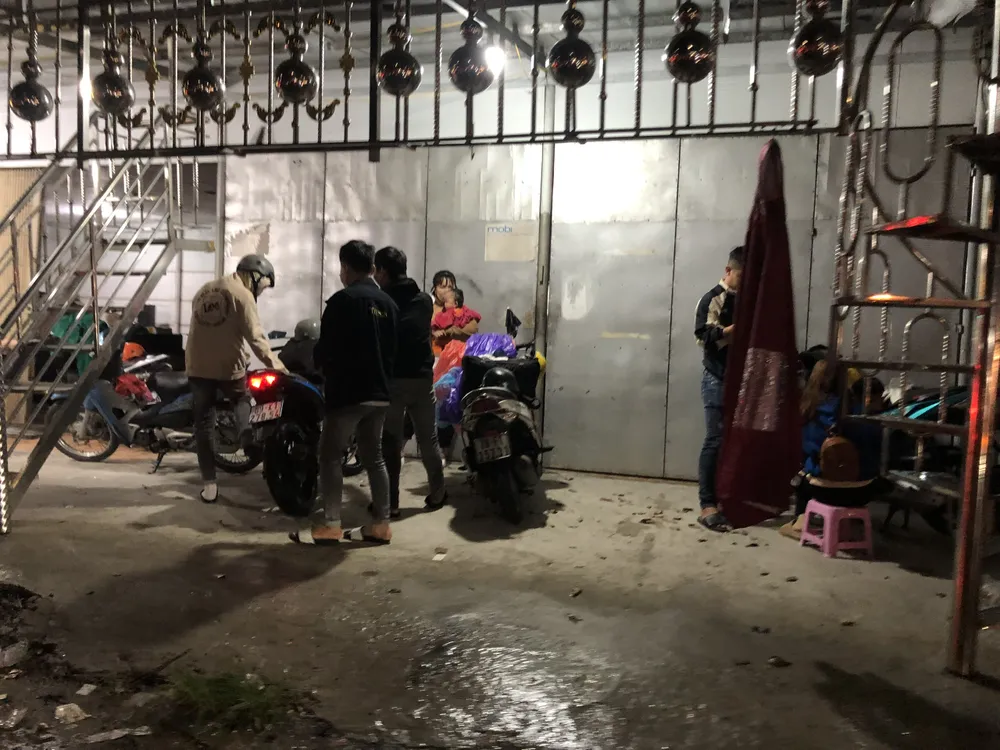 Một số người dừng lại ven đường tranh thủ nghỉ ngơi, lót dạ rồi tiếp tục cuộc hành trình còn lại. Ảnh: HUỲNH DU