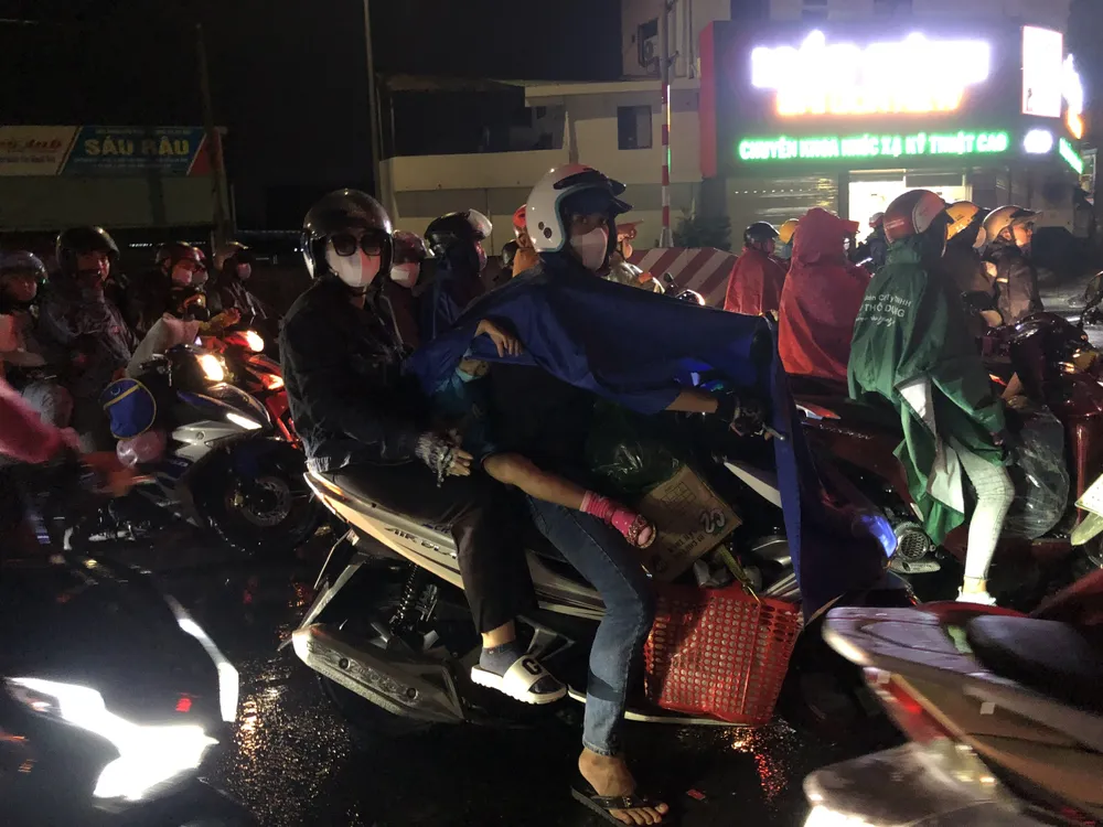 Càng về tối lưu lượng xe trở về miền Tây trên quốc lộ 1 càng đông. Ảnh: HUỲNH DU