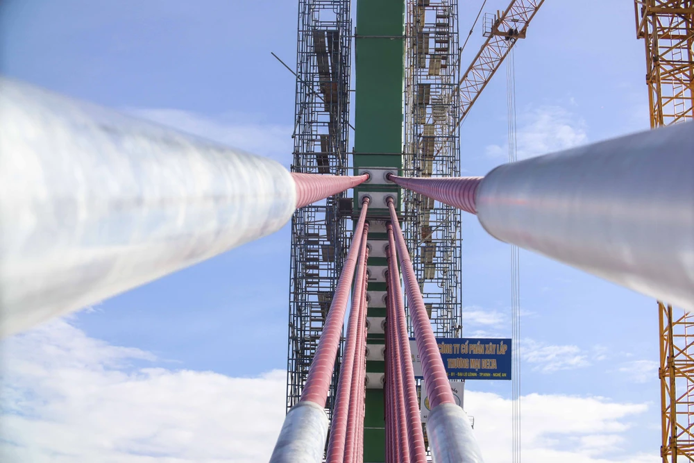 Công trình được thực hiện bằng công nghệ cầu Extradosed. Đây là công nghệ hoàn toàn mới, chưa được áp dụng trên địa bàn Long An. Ảnh: HUỲNH DU