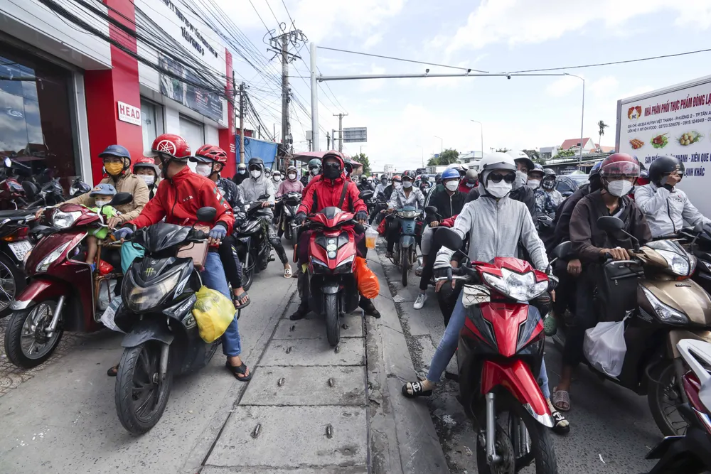 Lưu lượng xe trở về miền Tây tăng dần, nhiều phương tiện leo lên lề tránh nắng để tiếp tục cuộc hành trình. Ảnh: HUỲNH DU Lưu lượng xe trở về miền Tây tăng dần, nhiều phương tiện leo lên lề tránh nắng để tiếp tục cuộc hành trình. Ảnh: HUỲNH DU