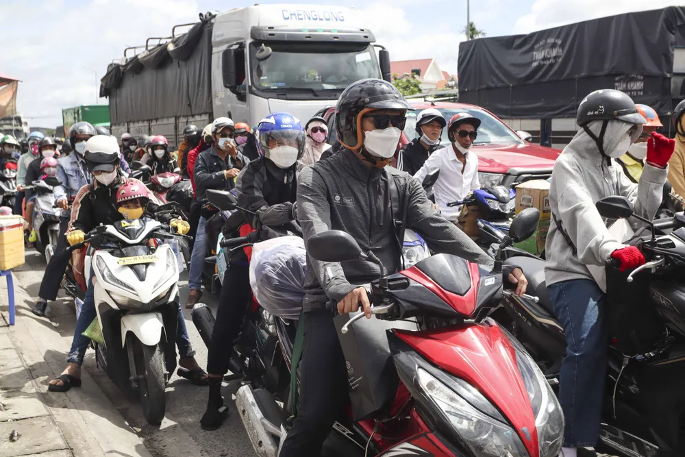 Hàng ngàn người đội nắng trở về miền Tây vào sáng 1-9. Ảnh: HUỲNH DU Hàng ngàn người đội nắng trở về miền Tây vào sáng 1-9. Ảnh: HUỲNH DU