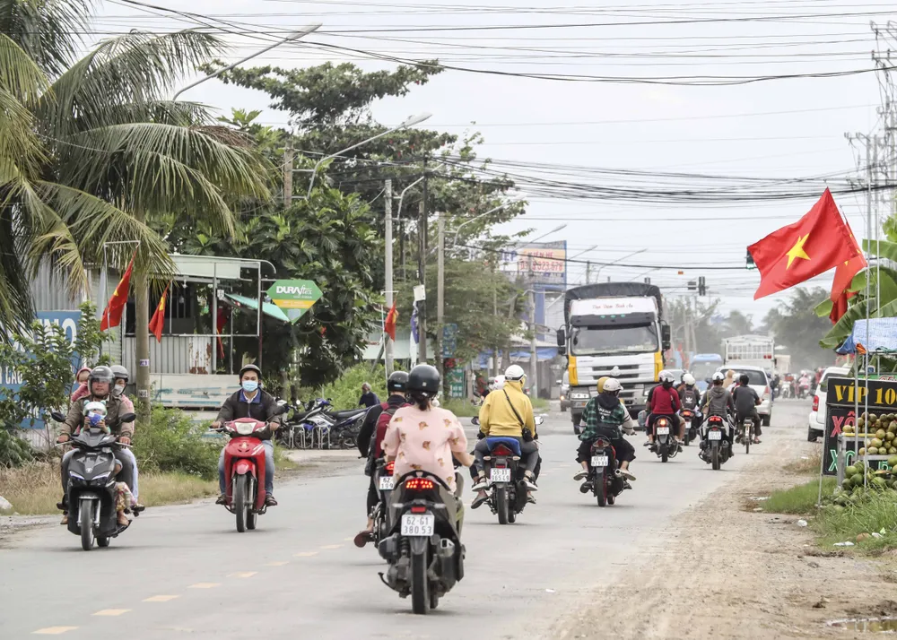 Phương tiện lưu thông trên Quốc lộ 62 có đông nhưng không ùn ứ. Ảnh: HUỲNH DU