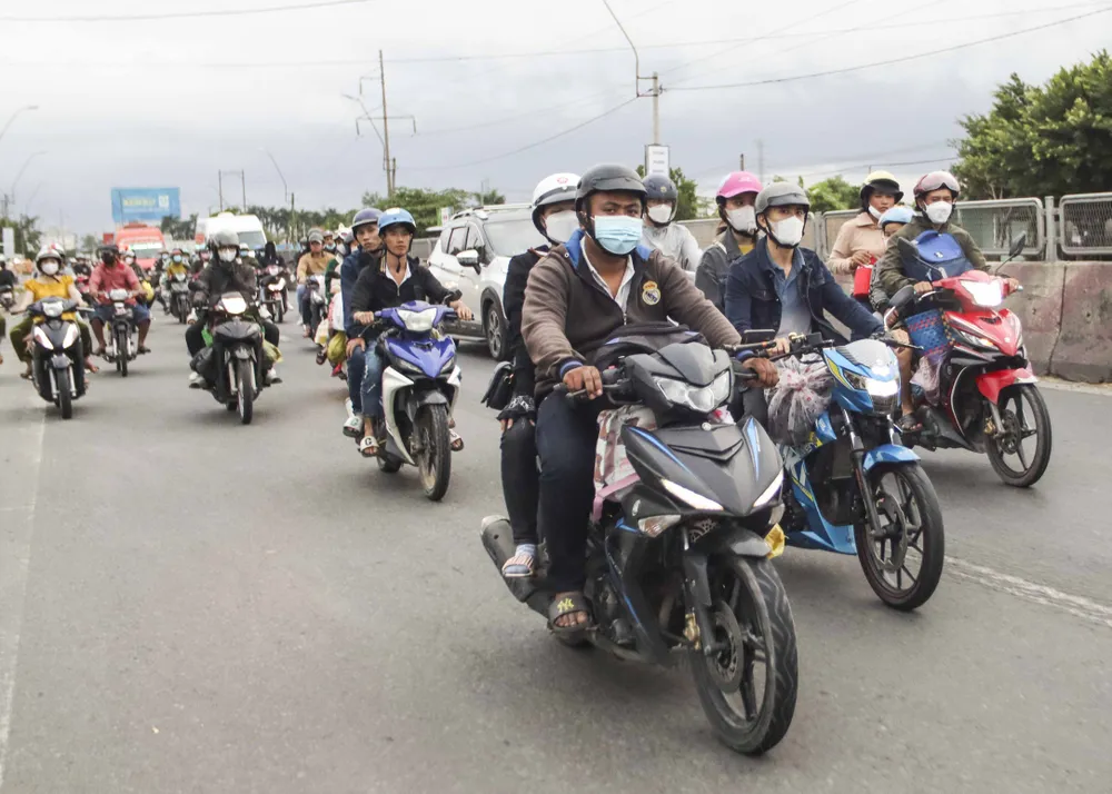 Hàng ngàn người đội nắng từ miền Tây lên TP.HCM vào chiều 3-9. Ảnh: HUỲNH DU
