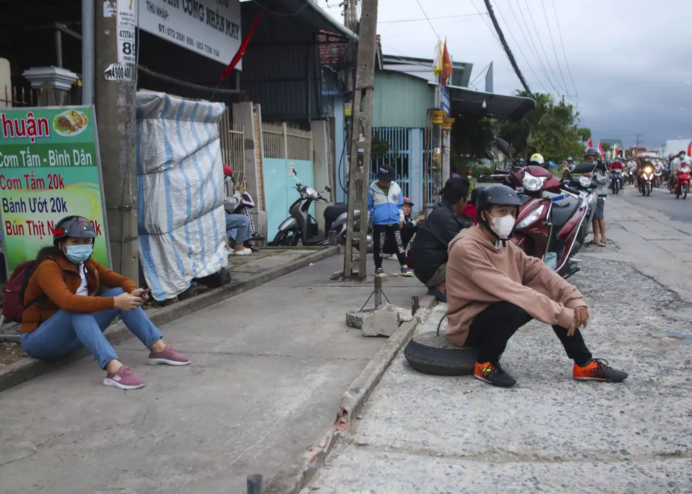 Nhiều người đã dừng lại ven đường ngồi nghỉ ngơi rồi tiếp tục cuộc hành trình trở lại TP.HCM và các tỉnh miền Đông. Ảnh: HUỲNH DU