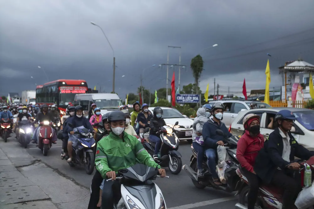 Dòng người trở lại TP.HCM có đông nhưng không ùn ứ, các tuyến đường thông thoáng qua địa phận Long An. Ảnh: HUỲNH DU