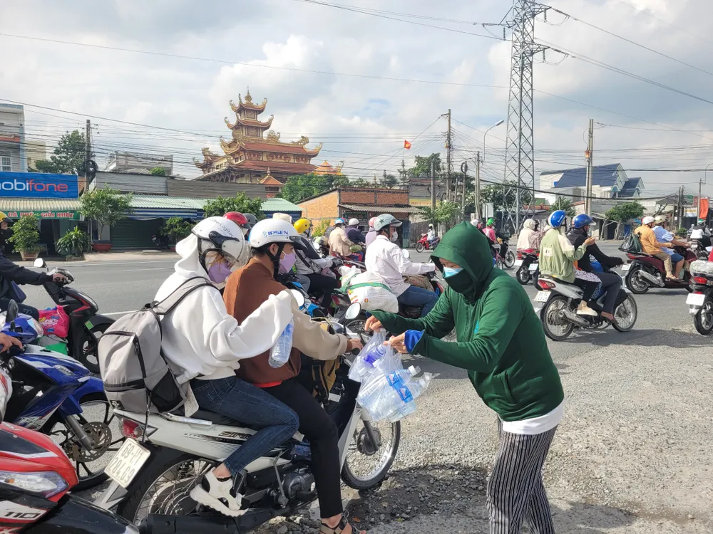 Nhiều người đi đường vui mừng đón nhận quà từ nhóm tình nguyện. Ảnh: HD