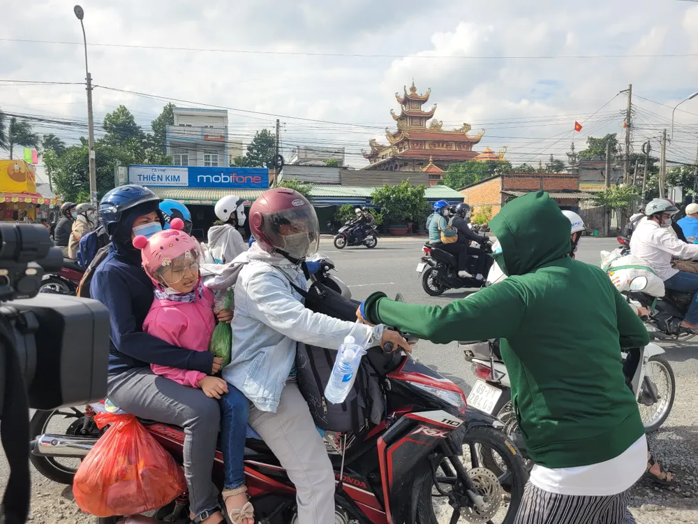 Các thành viên nhóm tình nguyện sẵn sàng hỗ trợ giúp đỡ người đi đường. Ảnh:HD
