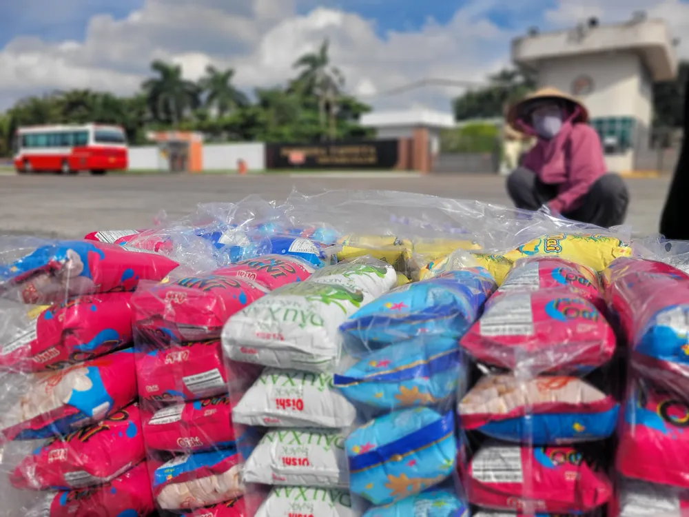 Bánh được nhóm tình nguyện sẵn sàng giúp người đi đường. Ảnh: HD