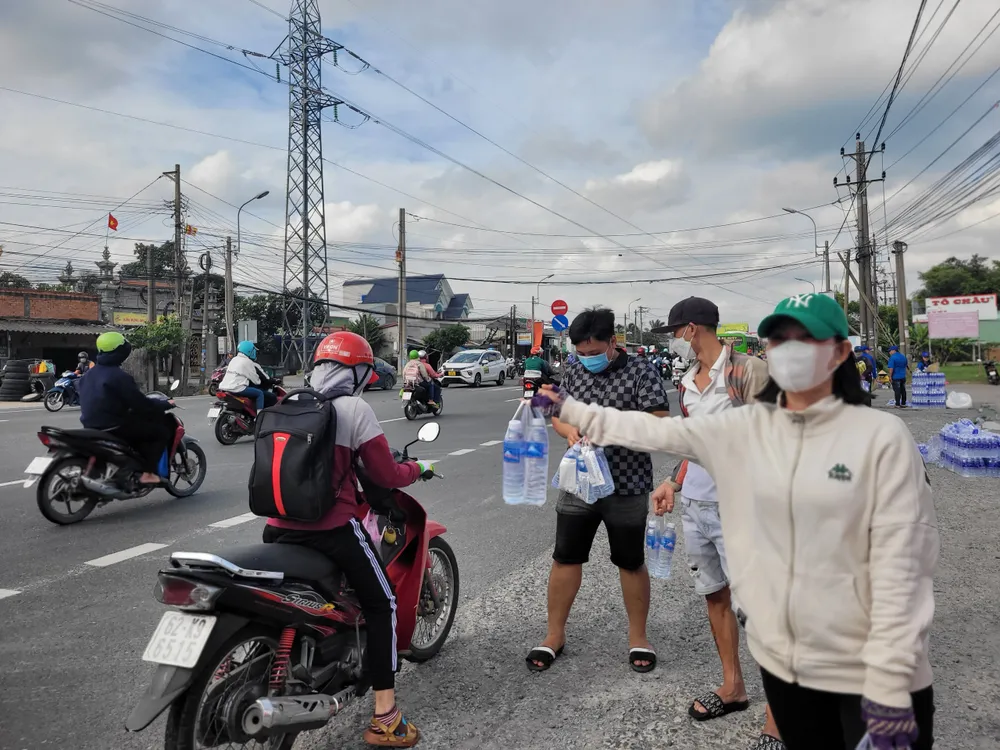 Khoảng 10.000 chai nước được nhóm tình nguyện phát cho người đi đường. Ảnh: HD