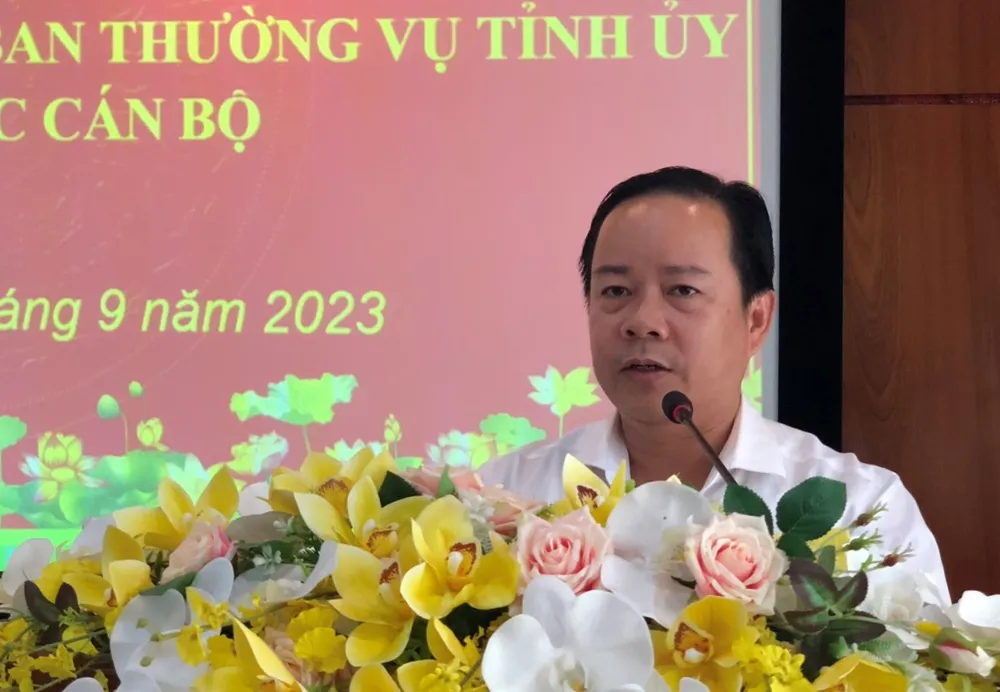Tân Bí thư huyện Bến Lức - Nguyễn Đăng Minh Xuân phát biểu nhận nhiệm vụ. Ảnh: KIM PHƯỢNG