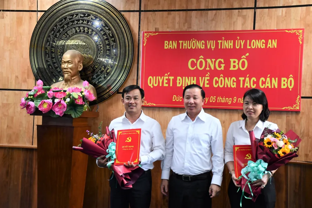 Phó Bí thư tỉnh ủy, Chủ tịch UBND tỉnh - Nguyễn Văn Út trao quyết định cho ông Nguyễn Minh Hùng và bà Vũ Hồng Hạnh. Ảnh: NHÃ PHƯƠNG