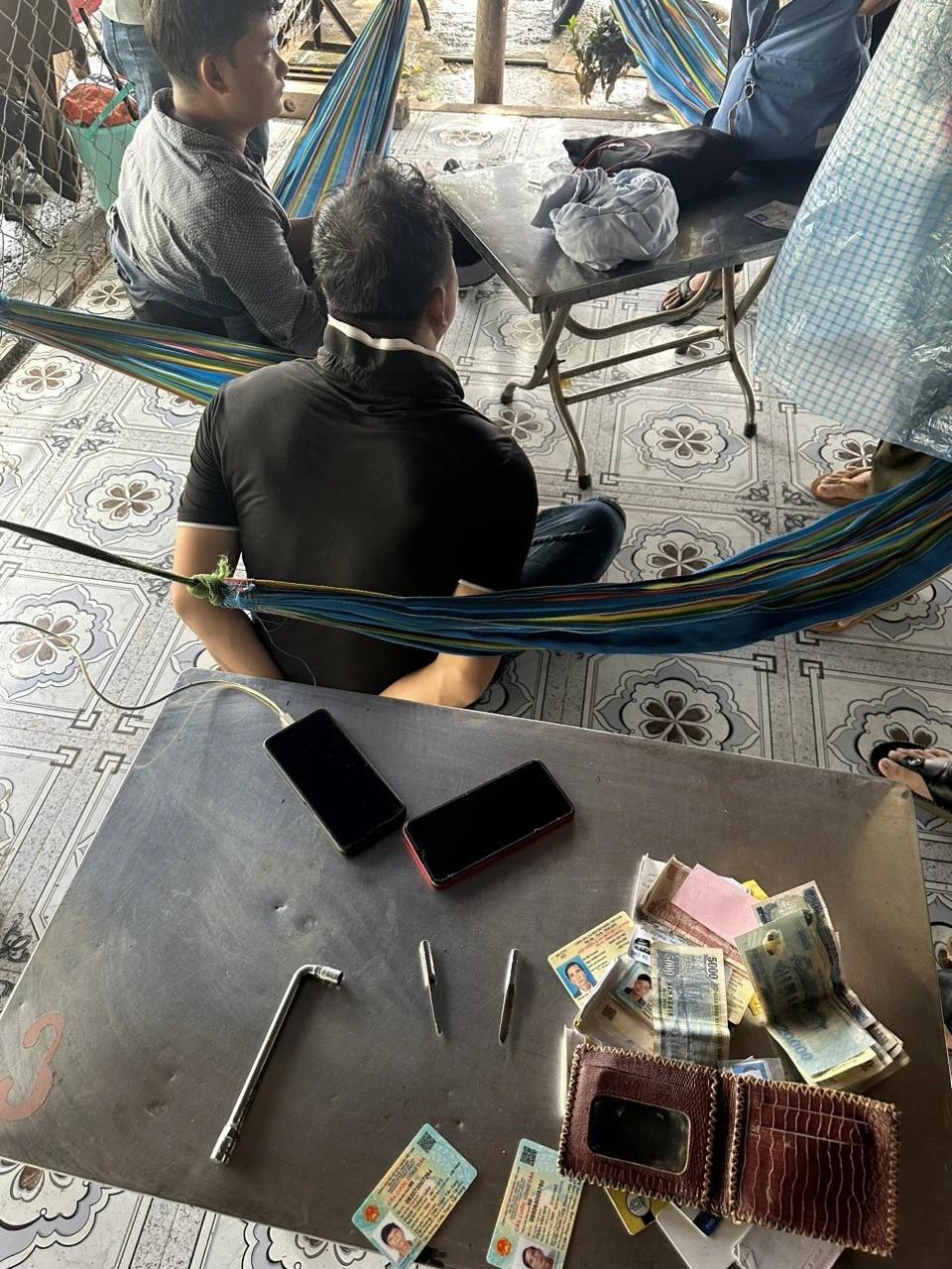 Quynh và Ngương bị Công an bắt giữ khi ngồi nghỉ ở quán cà phê. Ảnh: CA