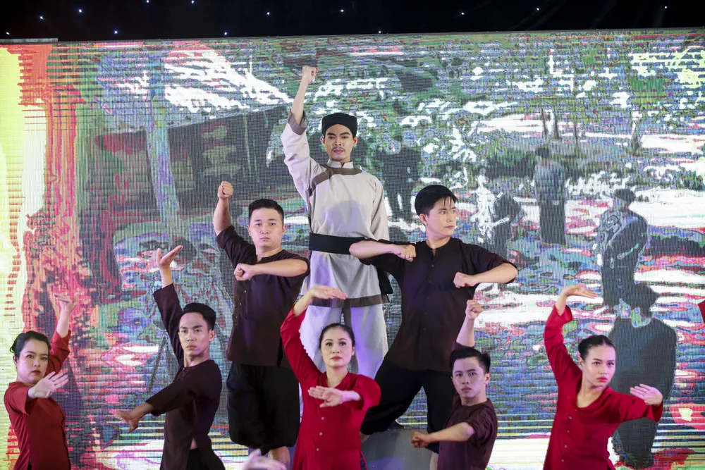 Hoạt cảnh văn nghệ tái hiện lại những hoạt động kháng chiến chống thực dân của Anh hùng dân tộc Nguyễn Trung Trực. Ảnh: HUỲNH DU