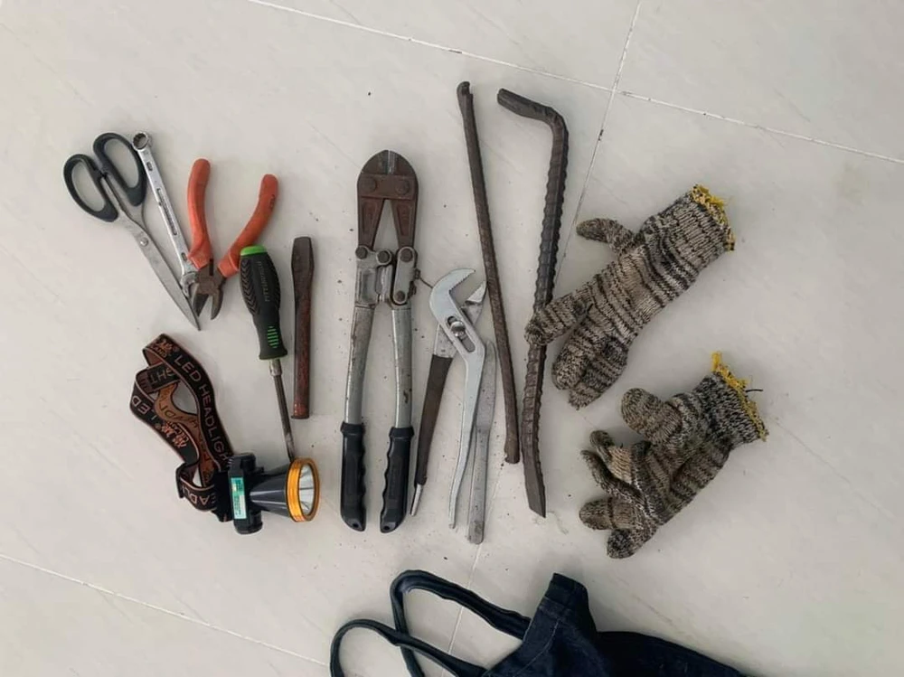 Dụng cụ Ngô Minh Trí dùng để đột nhập vào quán tạp hóa trộm tài sản. Ảnh: CA