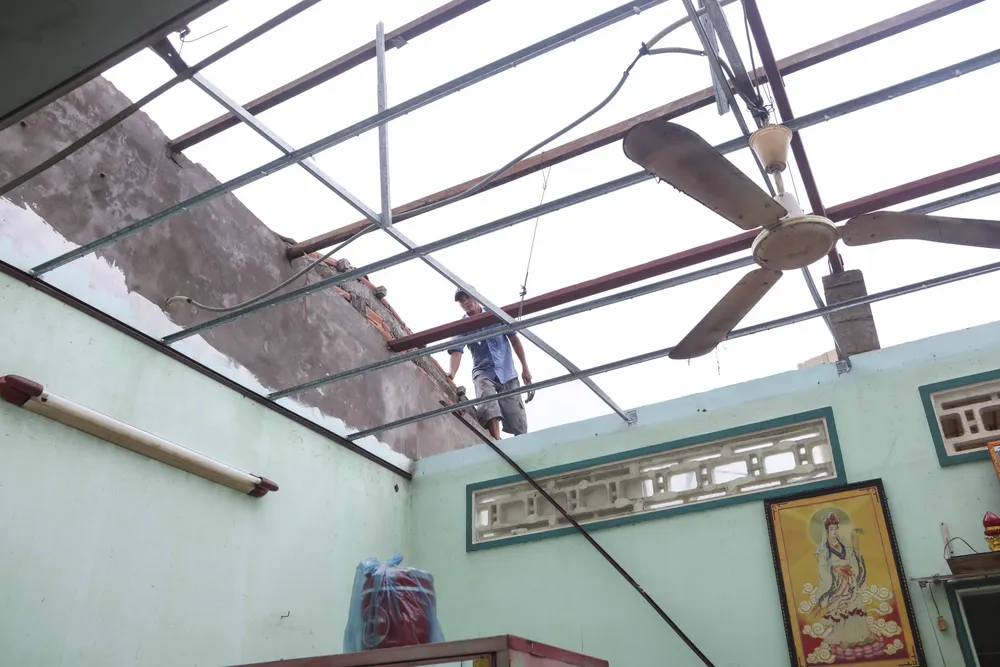 Người dân đang tích cực thu dọn, sửa chữa lại căn nhà bị hư của mình. Ảnh: HUỲNH DU Người dân đang tích cực thu dọn, sửa chữa lại căn nhà bị hư của mình. Ảnh: HUỲNH DU