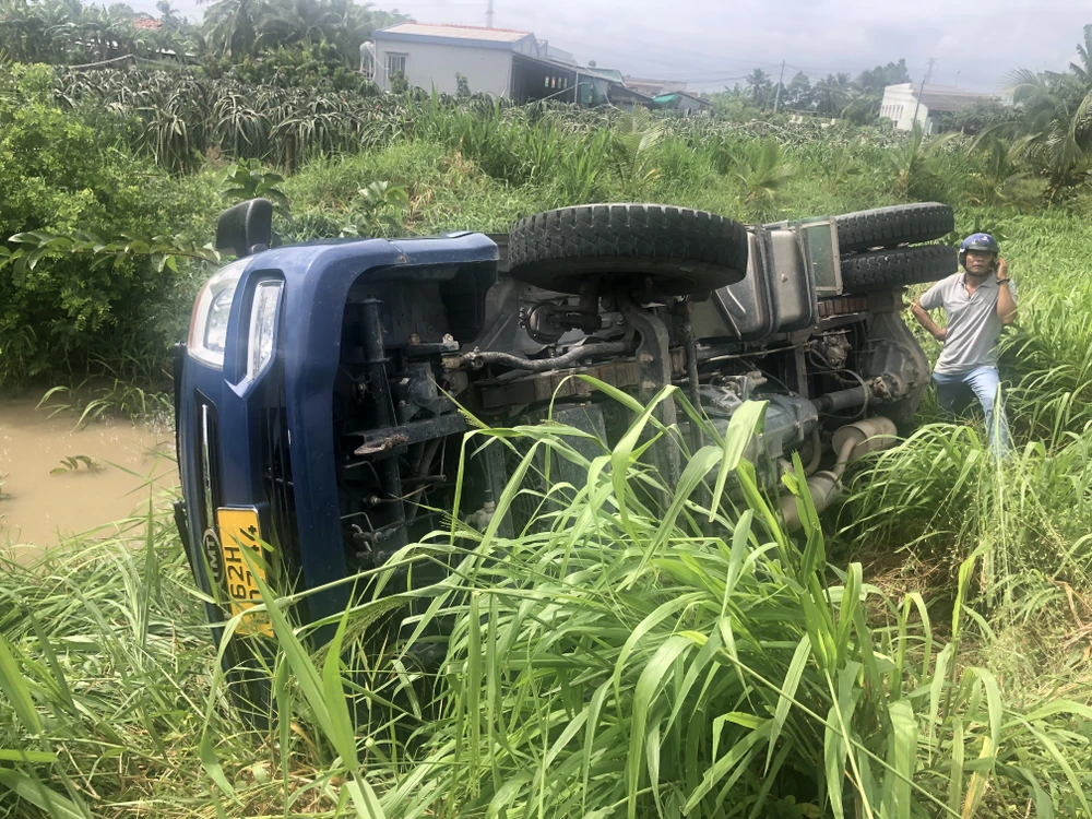 Chiếc xe tải ngã lật ngang xuống kênh. Ảnh: HD