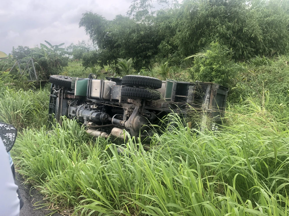 Xe tải bị lật ngang, tole rớt hết xuống kênh. Ảnh: HD