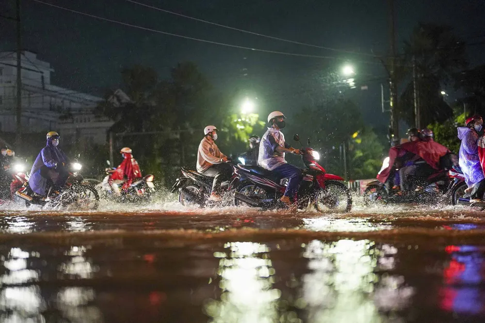 Hơn 20h cơn mưa đã tạnh nhưng mực nước vẫn còn, người dân vẫn vất vả di chuyển trên tuyến quốc lộ 1. Ảnh:HD