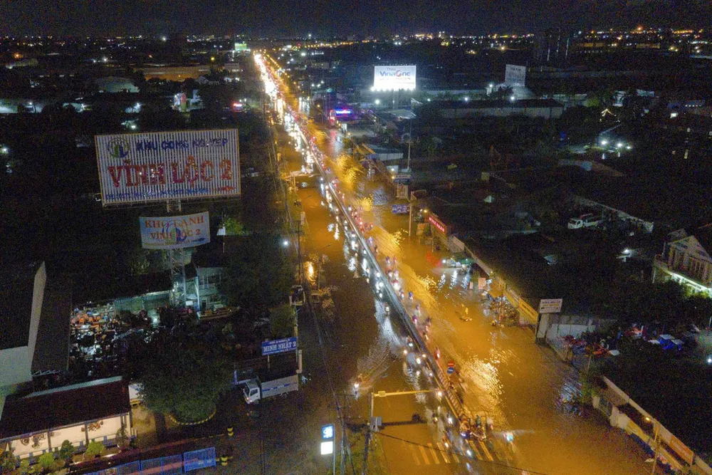 Đoạn đường quốc lộ 1 trước KCN Vĩnh Lộc 2 bị chìm sâu trong nước. Ảnh: HD