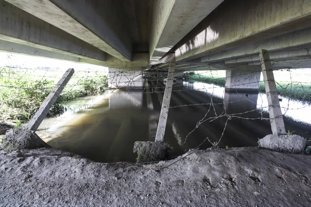 Cặp theo đường cao tốc, nhiều đoạn hàng rào thuộc địa bàn Xã Lợi Bình Nhơn (TP. Tân An) bị cắt, phá, bị ngã nghiêng hư hỏng. Ảnh: HUỲNH DU