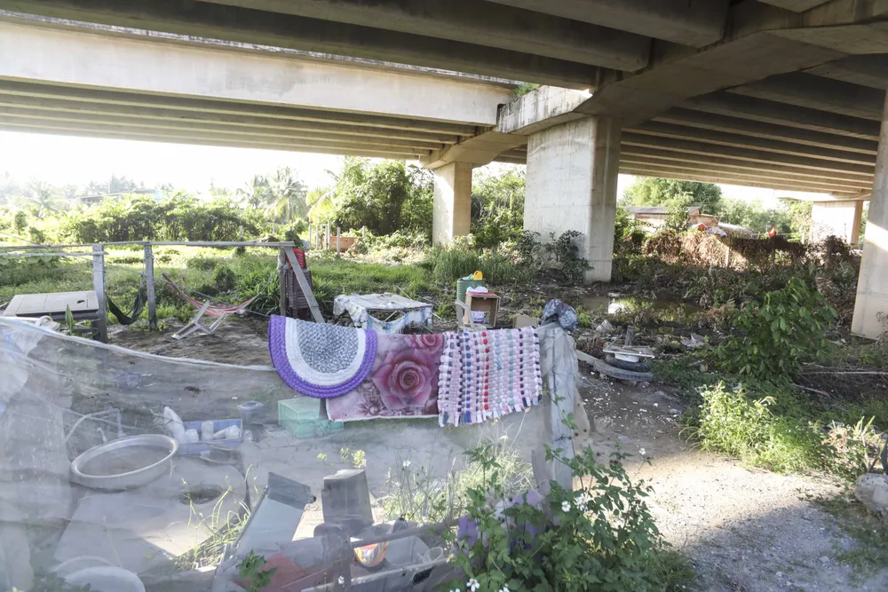Đoạn phía dưới cao tốc thuộc địa bàn xã Hướng Thọ Phú bị người dân phá hàng rào làm nơi chứa vật dụng gia đình, gây mất vẻ mỹ quan. Ảnh: HUỲNH DU