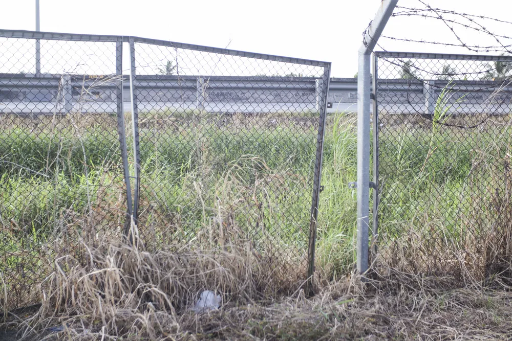 Các bu - lông hàng rào cao tốc bị tháo dỡ tạo nơi ra vào cao tốc. Ảnh: HUỲNH DU