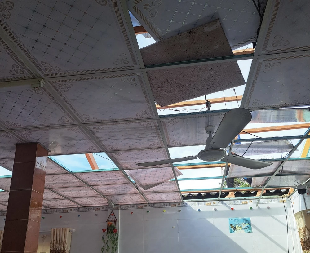 Mưa lớn kèm theo lốc xoáy khiến một căn nhà ở xã Thuận Mỹ bị tốc mái. Ảnh: CTV 1695001656422.jpeg