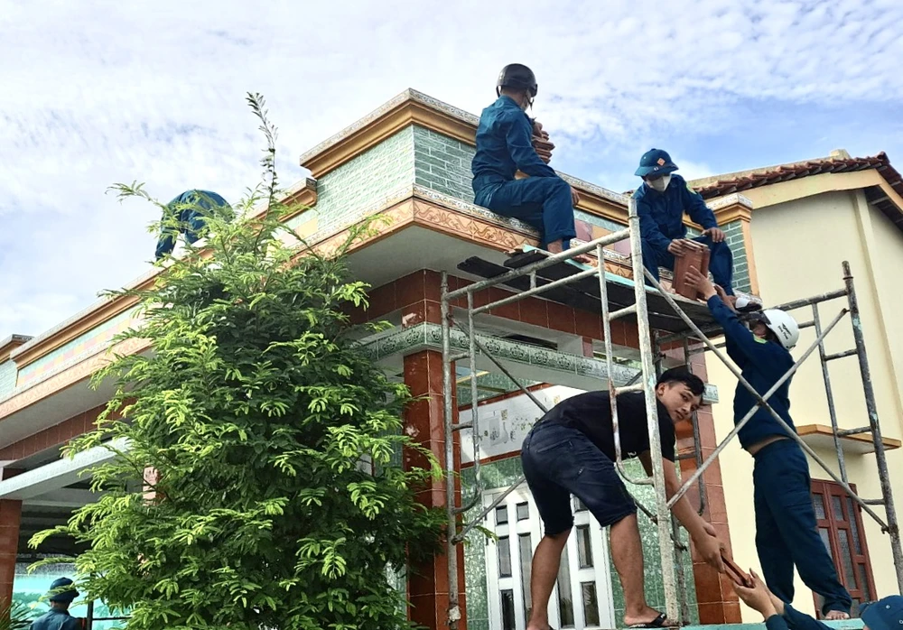 Lực lượng dân quân hỗ trợ người dân sửa chữa căn nhà bị tốc mái. Ảnh: CTV 1695001656424.jpeg
