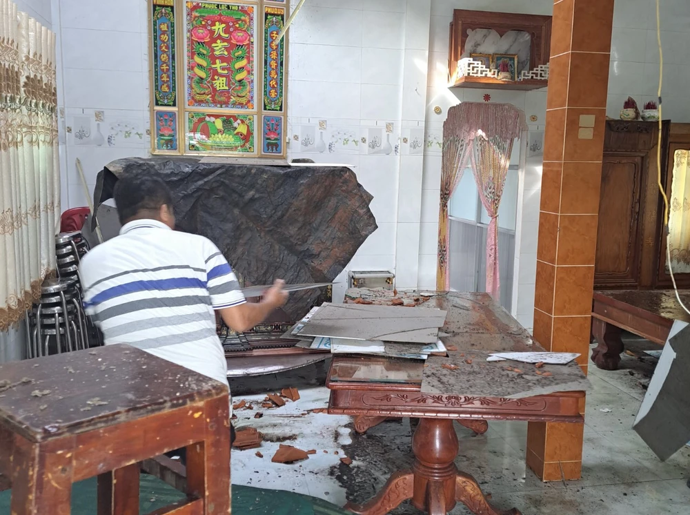 Người dân xã Thuận Mỹ đang kiểm tra lại những thiệt hại của gia đình do cơn mưa lớn chiều ngày 17-9. Ảnh: CTV 1695001656429.jpeg