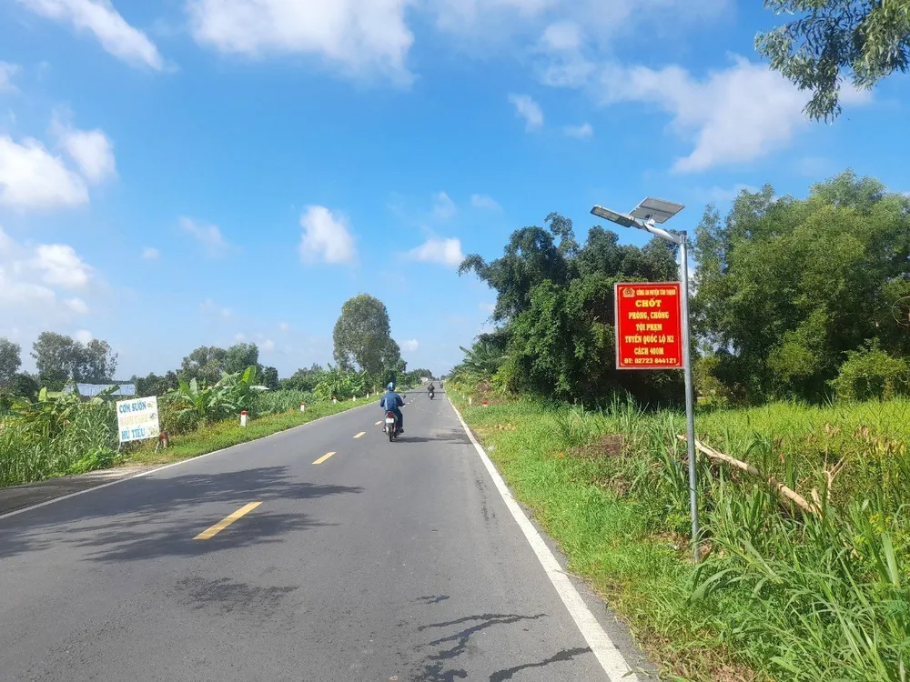 Thời gian qua, lực lượng Công an đặt bảng kèm số điện thoại nóng được bố trí rải đều trên tuyến quốc lộ N2, người dân chú ý để tố giác tội phạm kịp thời. Ảnh: CHÍ TÂM z4584452746117_4964282e5353e342141cc8717dd78608.jpg