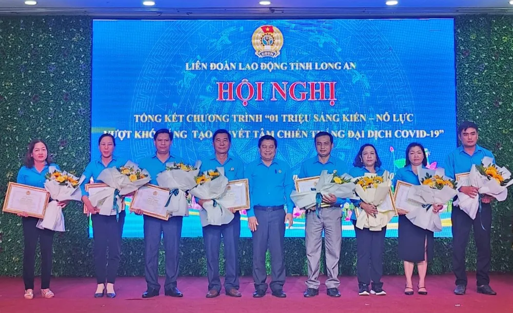 Chủ tịch LĐLĐ tỉnh - Nguyễn Văn Quí tặng bằng khen cho các tập thể có sáng kiến tiêu biểu trong chương trình. Ảnh: CTV z4709661760540_5fd92ba703c94caa42aa4cfef34b445f.jpg