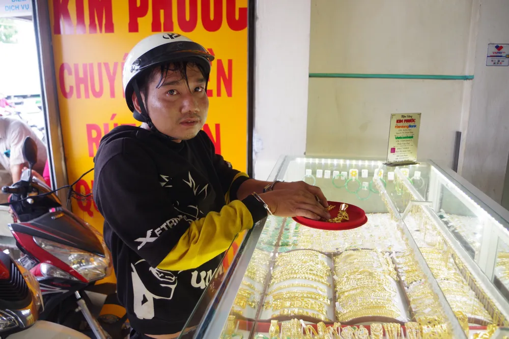 Dương Thành Đạt vào tiệm vàng Kim Phước giả vờ hỏi mua vàng. Ảnh: CA z4719351419278_63ac25f1ed96df0a5d5b4c0b469df5a2.jpg