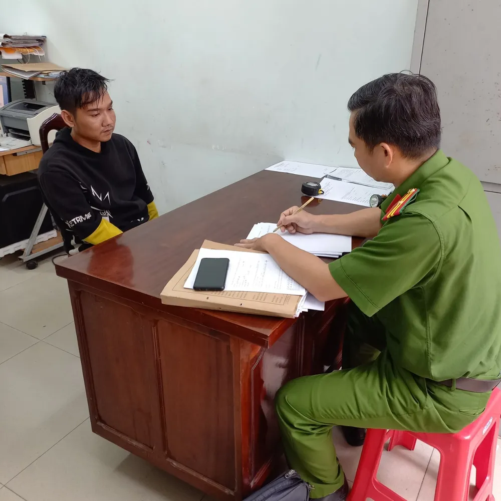 Dương Thành Đạt tại cơ quan Công an. Ảnh: CA z4719357119318_6617ab12dff9bc8e4a4d9ca017f6f713.jpg