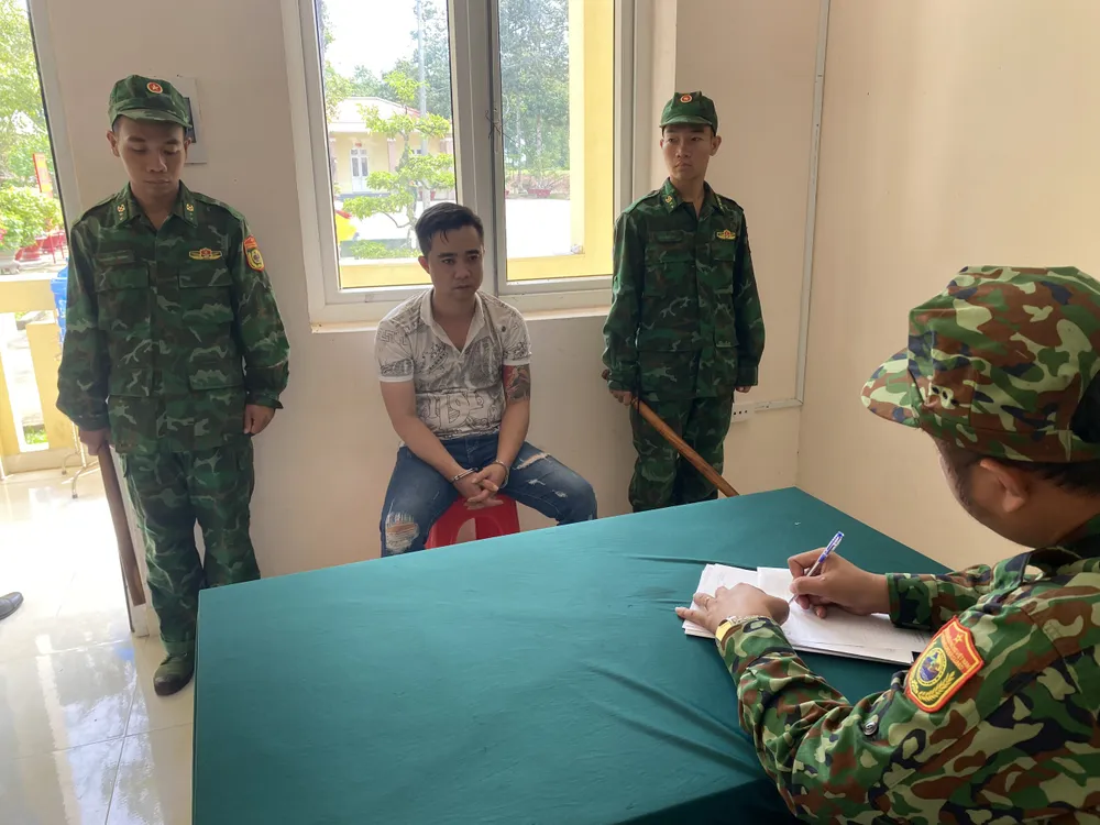 Lực lượng biên phòng lấy lời khai của Phạm Vũ Linh. Ảnh: CTV z4725621722792_7c898ab220952da938c3614008bf1587.jpg