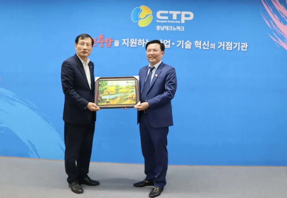 Ông Nguyễn Thanh Hải - Phó Bí thư Thường trực Tỉnh ủy trao quà lưu niệm cho lãnh đạo Khu Công nghệ Chungnam. Ảnh: ÁNH HỒNG z4728081075152_75254396980b9e5d437fa826db906331.jpg