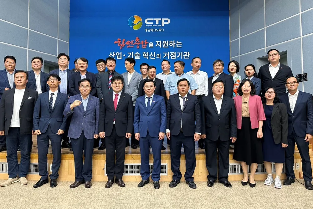 Đoàn công tác của tỉnh Long An cùng ban lãnh đạo Khu Công nghệ Chungnam tại buổi làm việc. Ảnh: ÁNH HỒNG z4728081075353_9b9f86e1342abefd159693b27753027b.jpg